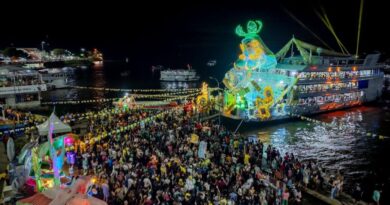 Romaria das Águas leva multidão à orla de Parintins na saudação à padroeira