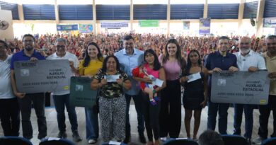 Governador Wilson Lima entrega 500 cartões do Auxílio Estadual e reforça setores social e primário com R$ 1,5 milhão em investimentos, em Iranduba