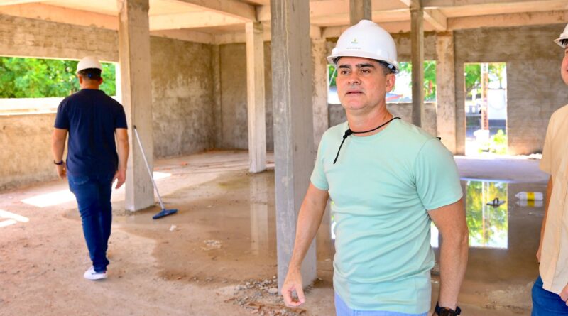 David Almeida vistoria obras estratégicas da saúde no bairro Aleixo