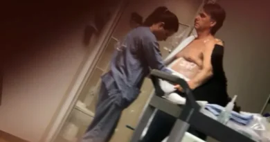 Carlos Bolsonaro publica foto de Bolsonaro no hospital apesar de restrição