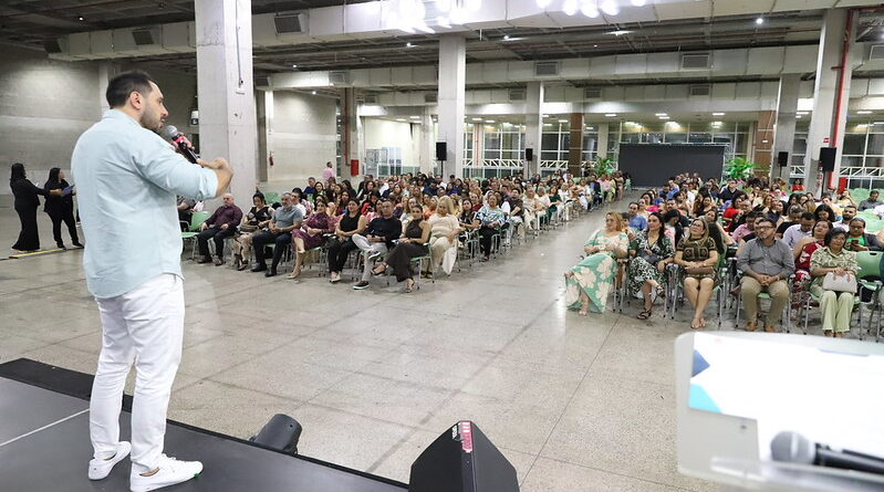 Prefeitura conclui formação para diretores escolares e certifica novos gestores da rede pública de ensino