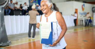 Produtores rurais recebem títulos definitivos de terras no AM