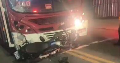 Mulher morre após colisão de moto e ônibus em Manaus