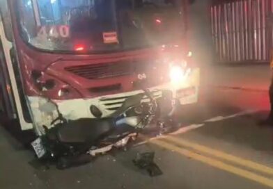 Mulher morre após colisão de moto e ônibus em Manaus