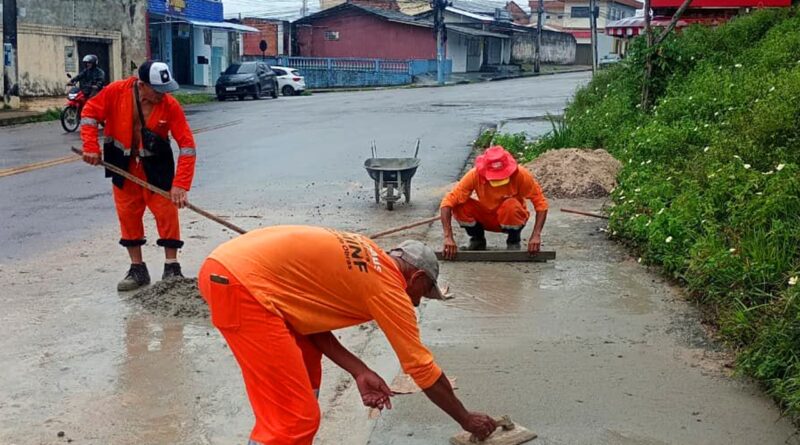 Prefeitura de Manaus avança com obras de drenagem e reconstrói calçada na rua José Romão, no São José