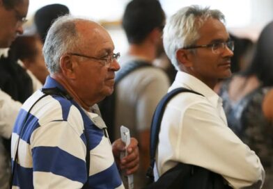 Aposentados e pensionistas do INSS começam a receber 13º nesta sexta