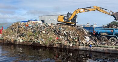 Prefeitura conclui transbordo de resíduos sólidos do mês de março e reforça combate ao lixo na orla do rio Negro