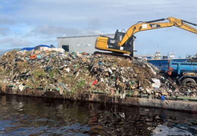Prefeitura conclui transbordo de resíduos sólidos do mês de março e reforça combate ao lixo na orla do rio Negro