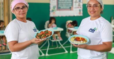 Merendeiras da Prefeitura de Manaus celebram papel no aprendizado e disputam prêmio nacional de alimentação escolar
