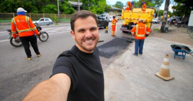 Em manhã de sol, prefeito Renato Junior fiscaliza operação ‘Tapa-Buracos’ na avenida André Araújo com uso de tecnologia para evitar ondulações na pista
