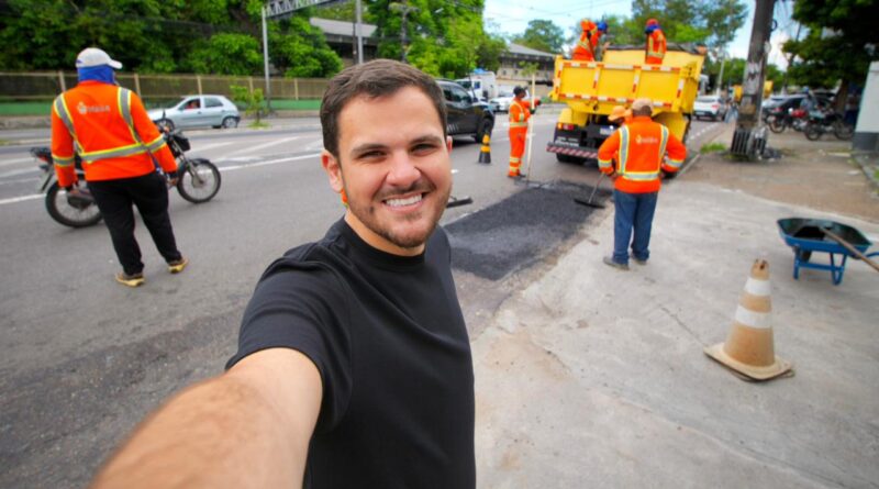 Em manhã de sol, prefeito Renato Junior fiscaliza operação ‘Tapa-Buracos’ na avenida André Araújo com uso de tecnologia para evitar ondulações na pista