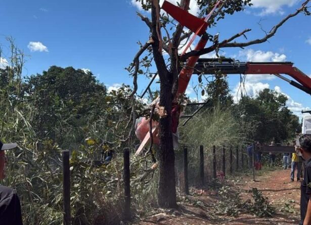 Helicóptero da dupla Henrique e Juliano cai em fazenda no Tocantins