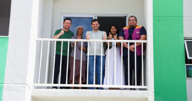 Prefeito Renato Junior entrega mobílias às famílias do residencial Morar Melhor 15 e reforça compromisso com política habitacional em Manaus