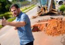 Prefeito Renato Junior flagra obra embargada da Águas de Manaus, faz cobrança ao presidente da concessionária e cobra respeito por Manaus