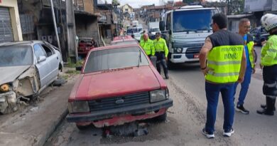 Prefeitura faz operação para liberar calçadas e remove cinco veículos abandonados de vias da zona Norte