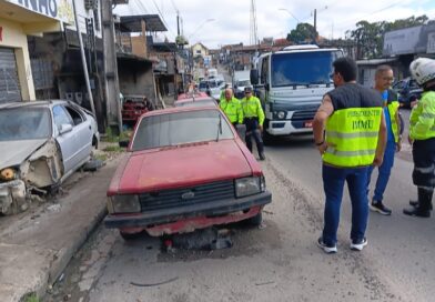 Prefeitura faz operação para liberar calçadas e remove cinco veículos abandonados de vias da zona Norte