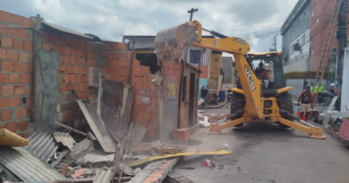 Ação integrada da Prefeitura de Manaus faz demolição de boxes construídos em calçada no Jorge Teixeira