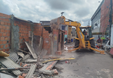 Ação integrada da Prefeitura de Manaus faz demolição de boxes construídos em calçada no Jorge Teixeira