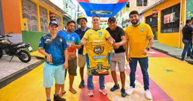 David Almeida destaca geração de renda e força das comunidades durante visita à Rua da Copa no Alvorada