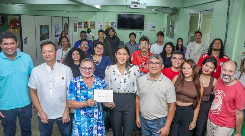 Mayra Dias entrega equipamentos a laboratório da UEA e fortalece ações de pesquisa e preservação cultural em Parintins