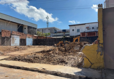 Prefeitura embarga demolição irregular no bairro Parque 10 de Novembro e reforça necessidade de licença para execução de serviço