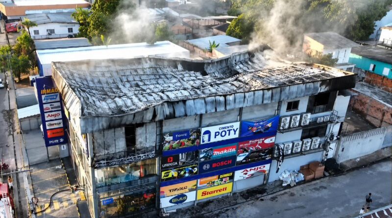 Incêndio em depósito é controlado após 5 horas em Manaus