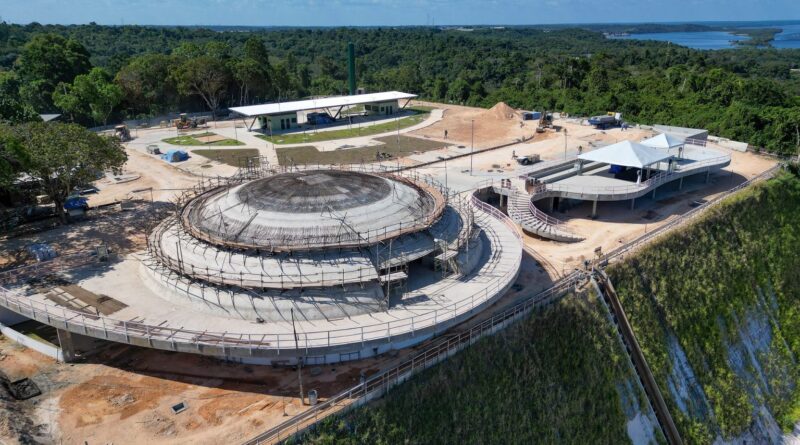 Prefeitura avança nas obras no parque Encontro das Águas Rosa Almeida e inicia preparação para etapa de concretagem das ‘asas’ que simbolizam os rios Negro e Solimões
