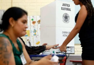 Embora as eleições de 2022 tenham registrado recordes históricos na eleição de mulheres, negros e indígenas, a sub-representação desses grupos em comparação com o perfil geral da população brasileira ainda permanece acentuada.  Atualmente, no Brasil, segundo dados da Justiça Eleitoral, a maior parte dos ocupantes de cargos legislativos é composta por homens, brancos, na faixa dos 50 anos, que atuam como empresários ou advogados.