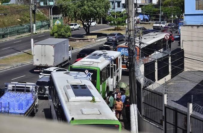 Greve de ônibus em Manaus é suspensa após acordo de pagamento