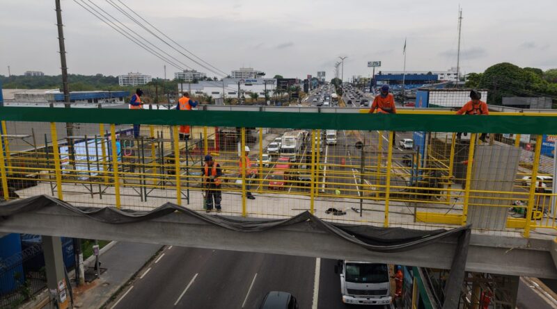 Prefeitura de Manaus avança na reconstrução da passarela Santos Dumont, na avenida Torquato Tapajós