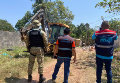 Prefeitura de Manaus remove duas estruturas irregulares e libera área pública no Tarumã