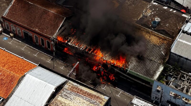 Incêndio atinge prédio do antigo Basa no Centro de Manaus