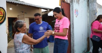 Mayra Dias faz primeira caminhada da campanha em Parintins