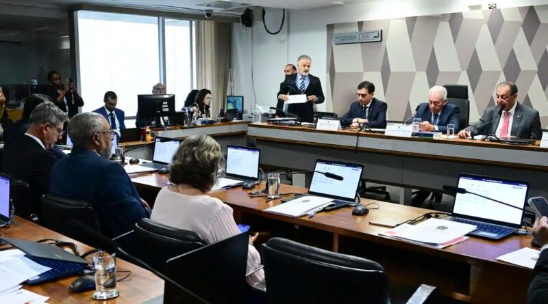PEC que estabelece fim da escala 6×1 é aprovada na CCJ do Senado