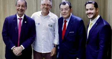 Governador eleito Omar Aziz discute ações emergenciais para a saúde do Amazonas com ministro Padilha em Brasília