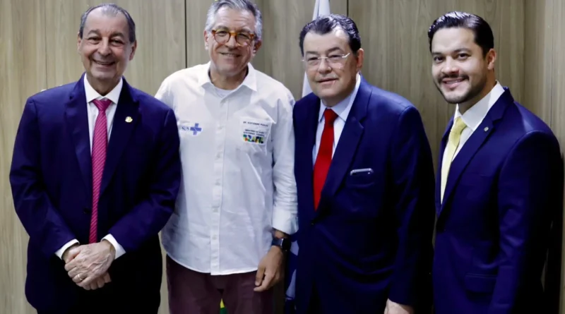 Governador eleito Omar Aziz discute ações emergenciais para a saúde do Amazonas com ministro Padilha em Brasília