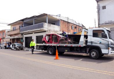 Operação ‘Sucata’ da prefeitura remove veículos abandonados na zona Norte de Manaus
