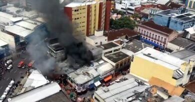 Incêndio atinge complexo de lojas no Centro de Manaus