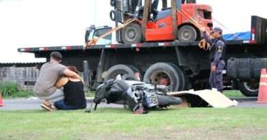 Motociclista de aplicativo morre após colisão com caminhão em Manaus