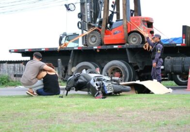Motociclista de aplicativo morre após colisão com caminhão em Manaus