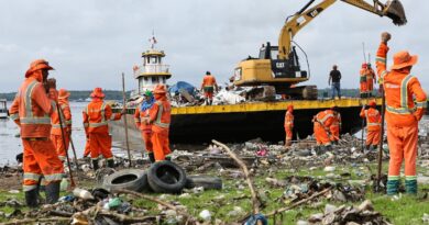 Prefeitura mobiliza 500 trabalhadores e intensifica limpeza na orla de Manaus