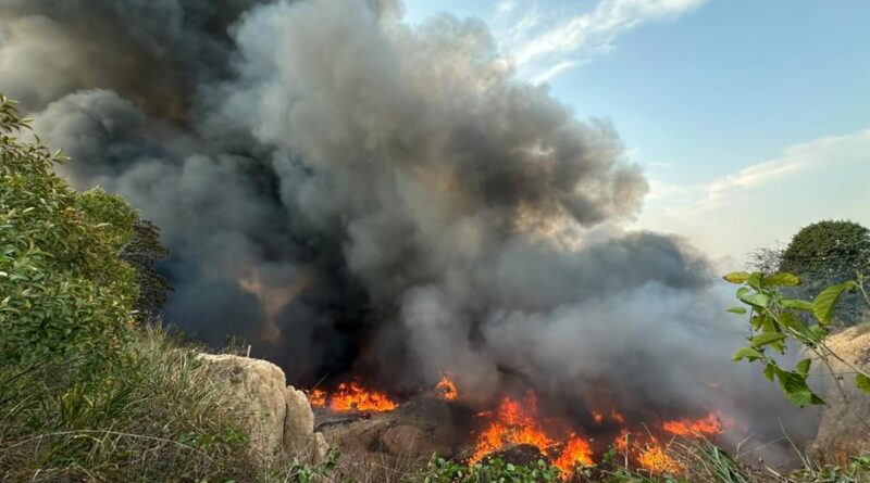 Incêndio de grandes proporções atinge área de vegetação e lixo no Distrito Industrial